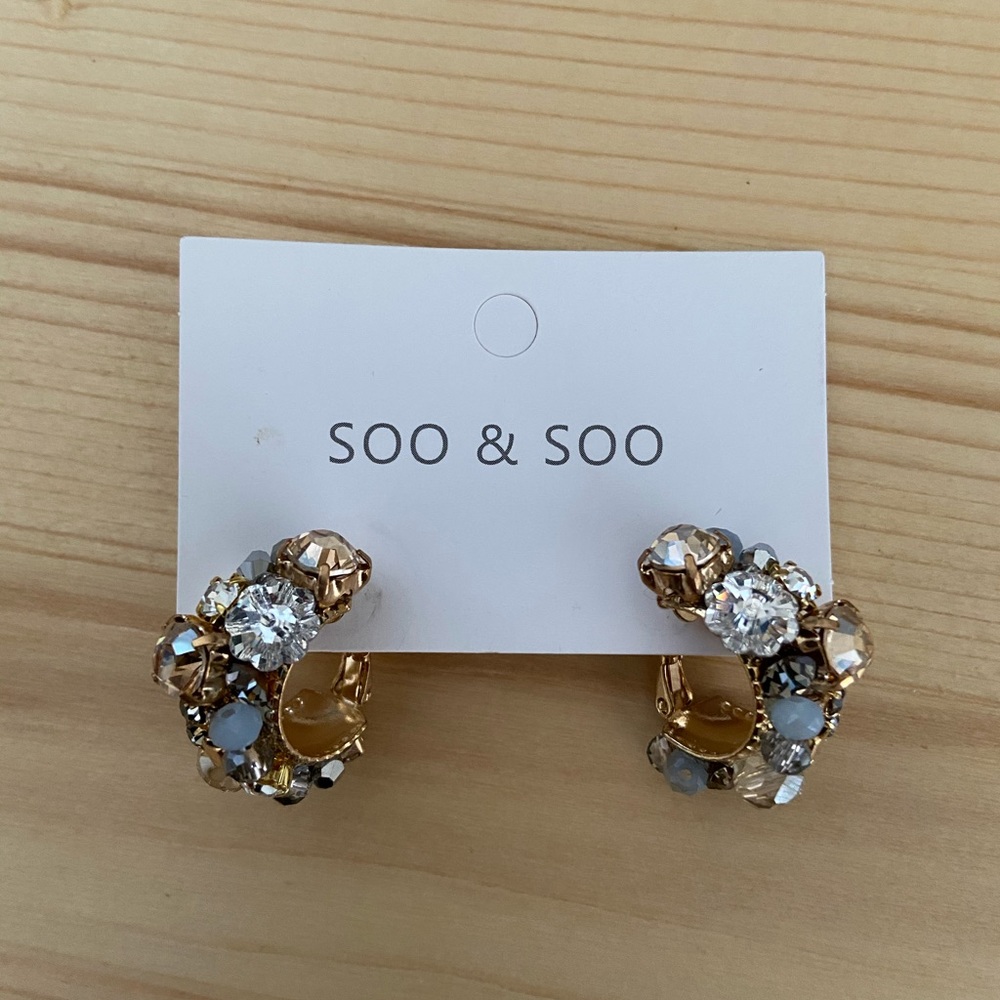 Decorative wreath hoop earrings